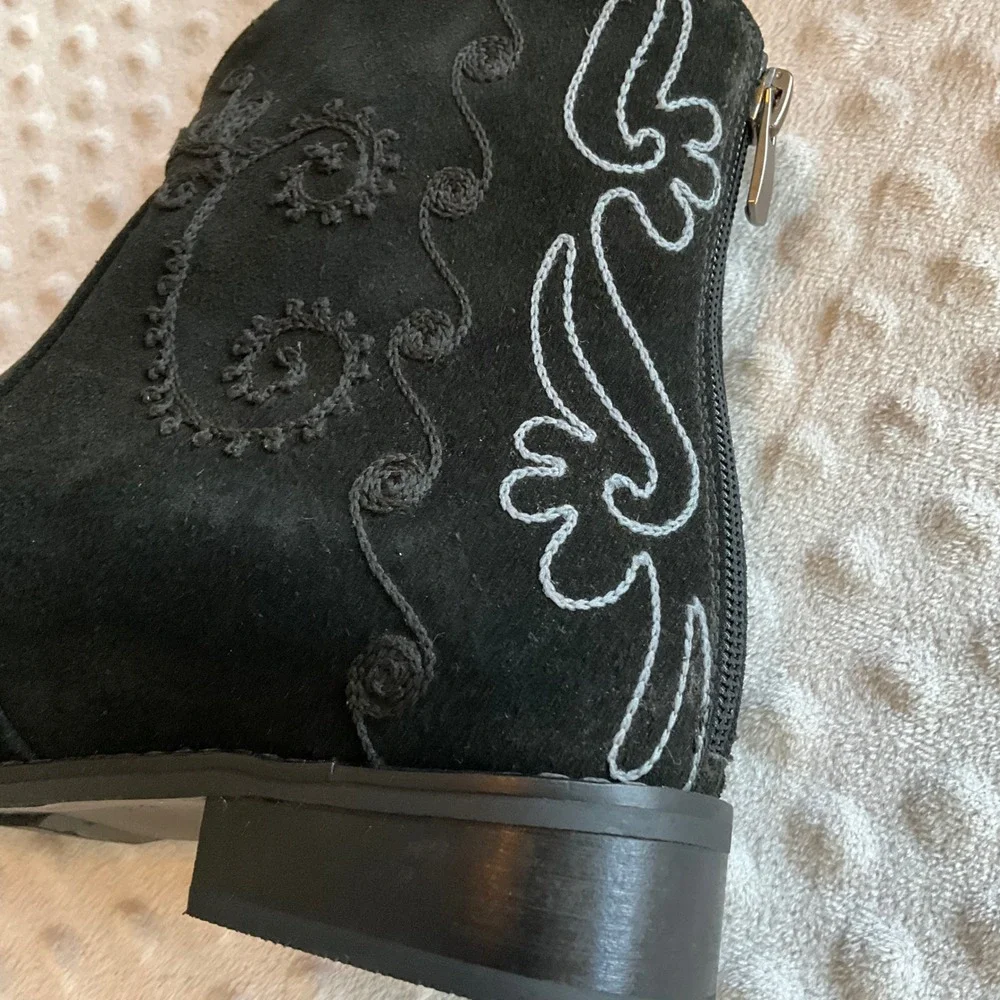 Artemis Design Co Ankle Boots Size 38 Women Black Suede Embroidered Red Lining‎